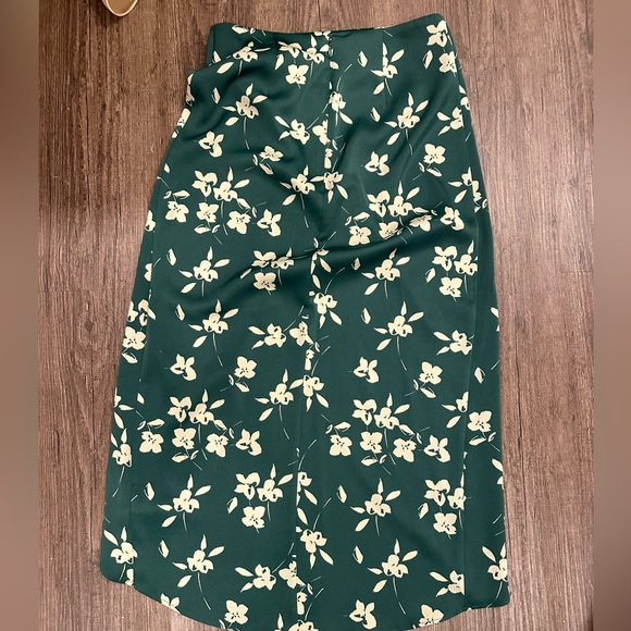 Urban Outfitters Silk Green with cream flowers skirt with slit, size: small - Picture 5 of 8
